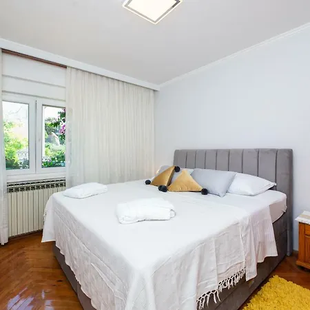 Pavone - Private Parking Appartement